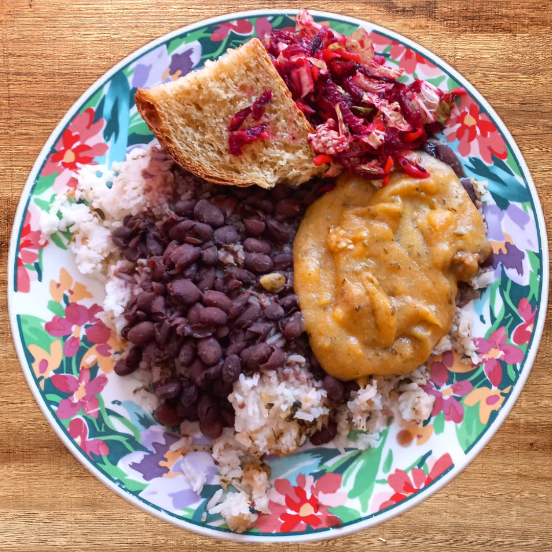 mesa com pratos servidos