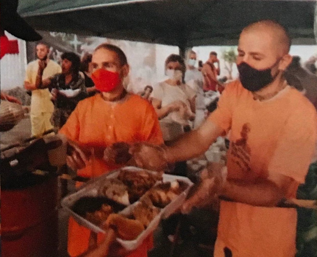 devotos distribuindo alimentos